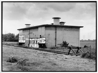 837549 Gezicht op het onderstation voor de voeding van de bovenleiding op het emplacement van het voormalige station ...